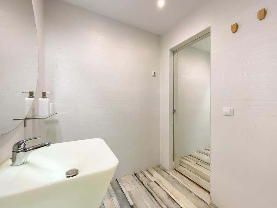 New Lavapies Spacious Flat, 2 Bedrooms And 2 Balconies Madrid Exteriör bild